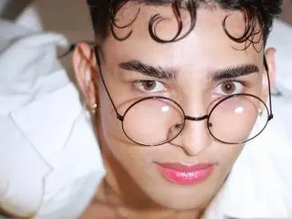 Xlovecam Live Sex of LogaanHotts